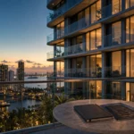 Los alquileres en Miami bajan: cómo evaluar una propiedad para generar ingresos en 2026 Contemporary Miami apartment building at dusk for a rental investment analysis.
